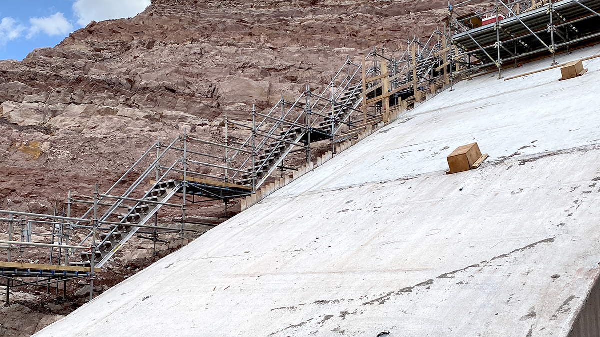 29-degree angle on the right (east) abutment of the plinth.