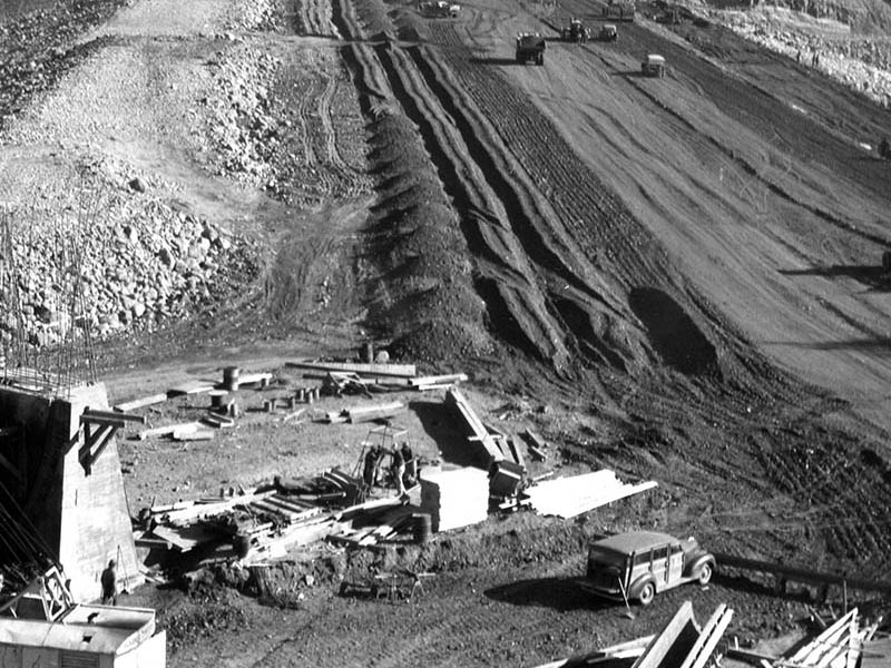 Construction of the Green Mountain Dam in June 1942.